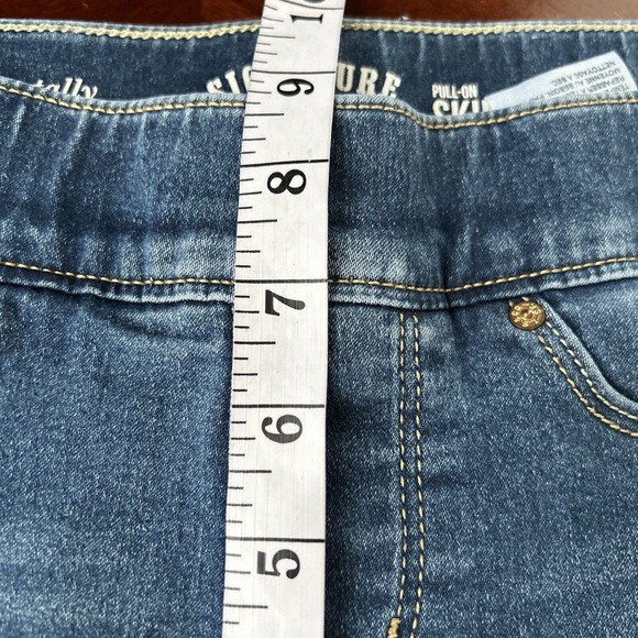 Signature Levi Strauss Women's Totally Shaping Pull-on Skinny Jeans Sz 4M 28x30 - Picture 7 of 9